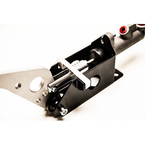 Hydraulinen k&auml;sijarru kahdella erimittaisella kahvalla